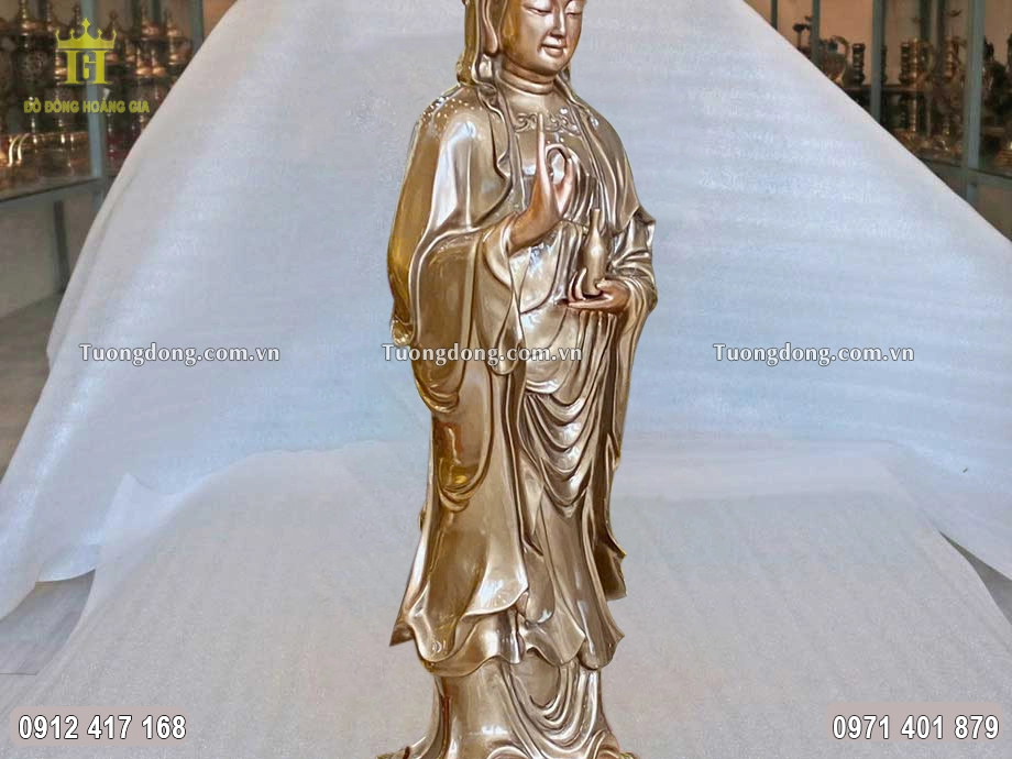 Tay trái Ngài cầm bình cam lộ
